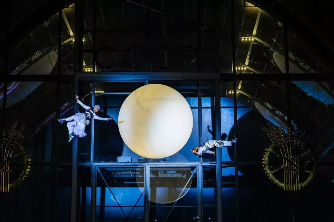 sphère-lumineuse-et-2-danseurs-en-satelite-.webp